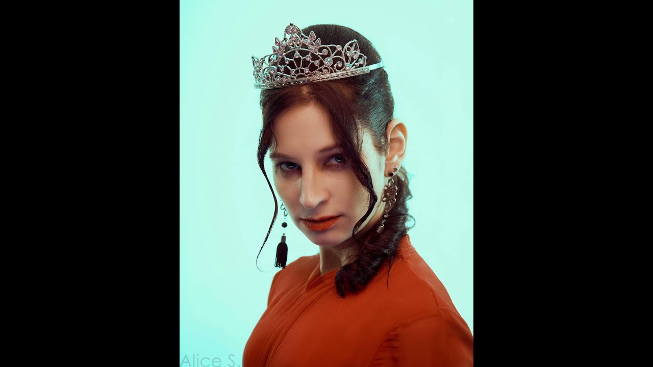 Red long Dress Crown! #alices #fluffileinalice #phtoshoot #model