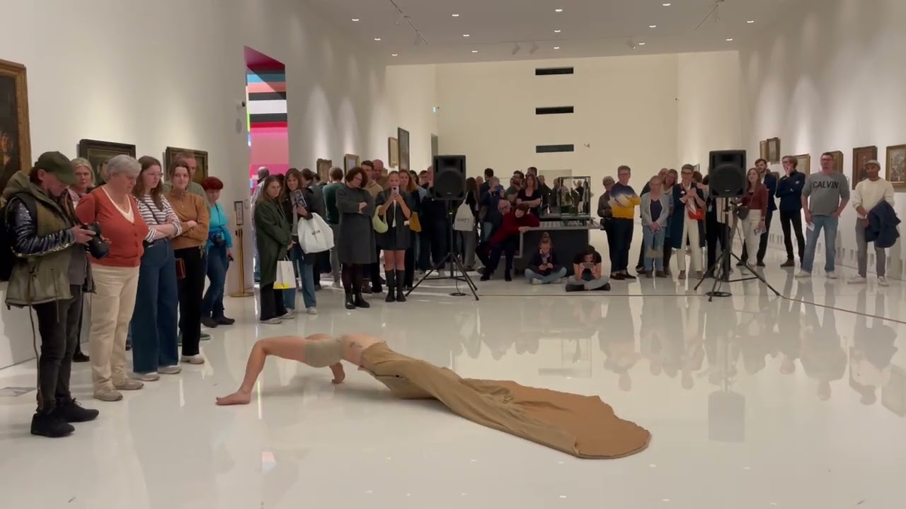 Fragment uit de voorstelling Bare Body van Jakobe Geens en Margot Jansens