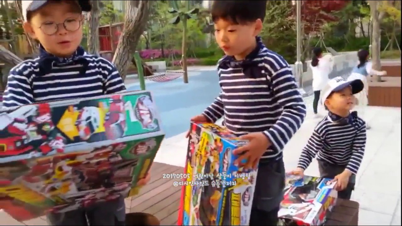 Daehan Minguk Manse receiving gifts for Children