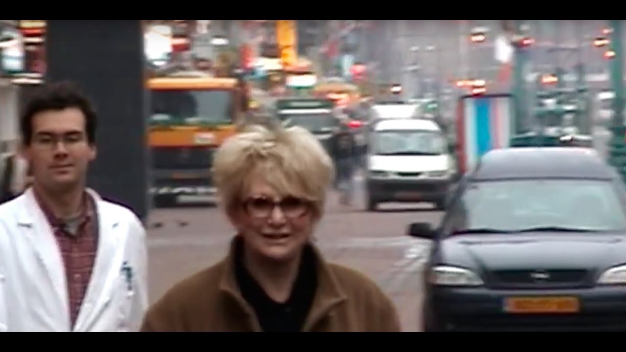Adèle Bloemendaal op het Damrak - Maxima Zorreguita & familie in Amsterdam.