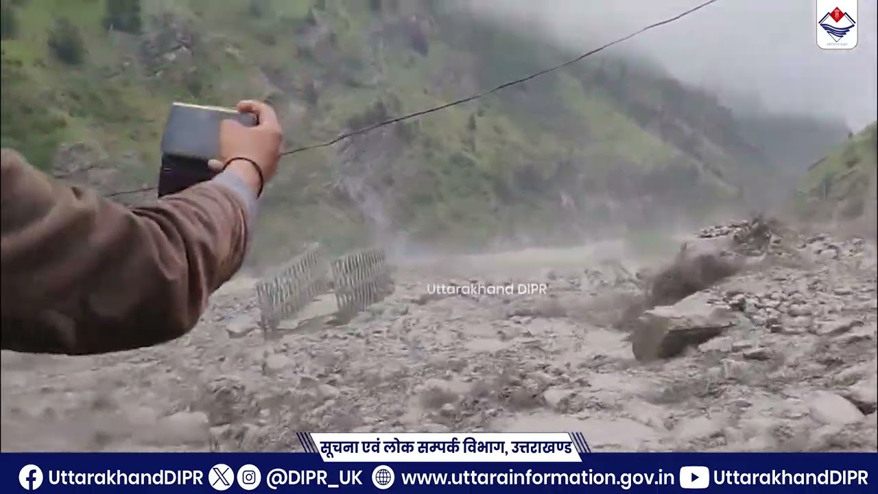 चमोली जिले की नीति घाटी में तमक नाले के उफनाने से नाले पर निर्मित पुल क्षतिग्रस्त।