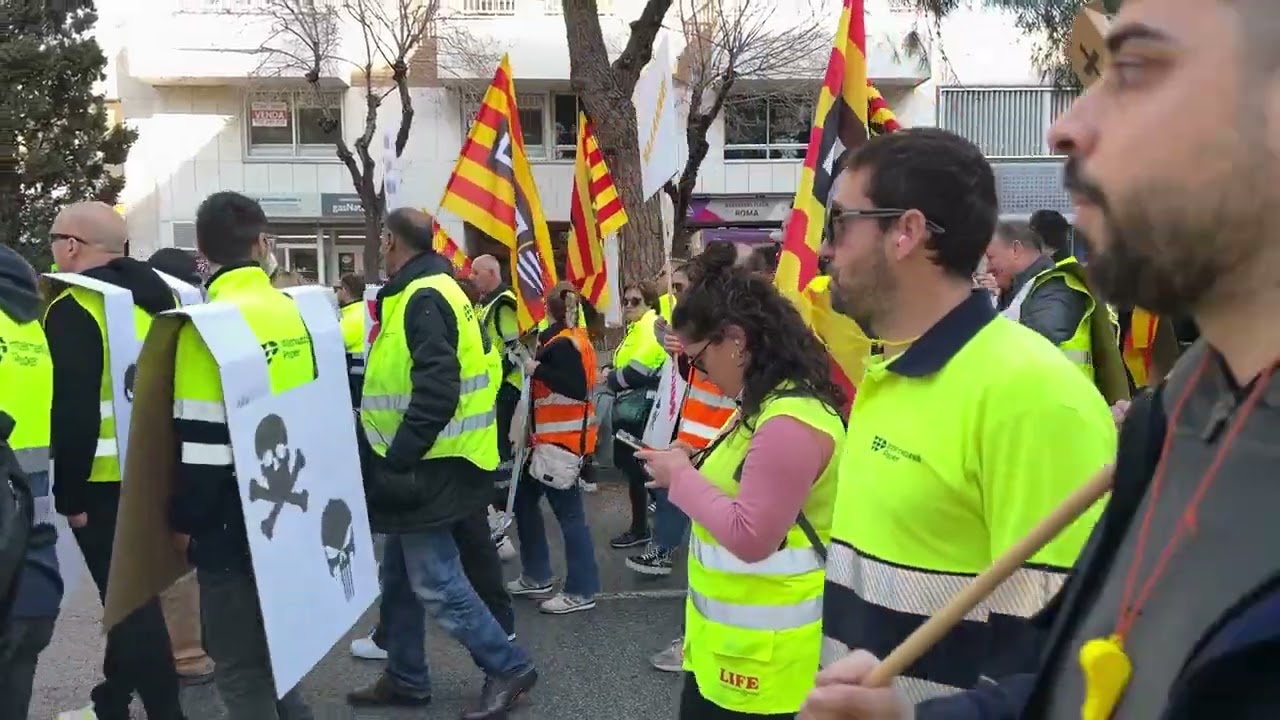 Els treballadors d'International Paper es manifesten en el primer dia de vaga contra el tancament