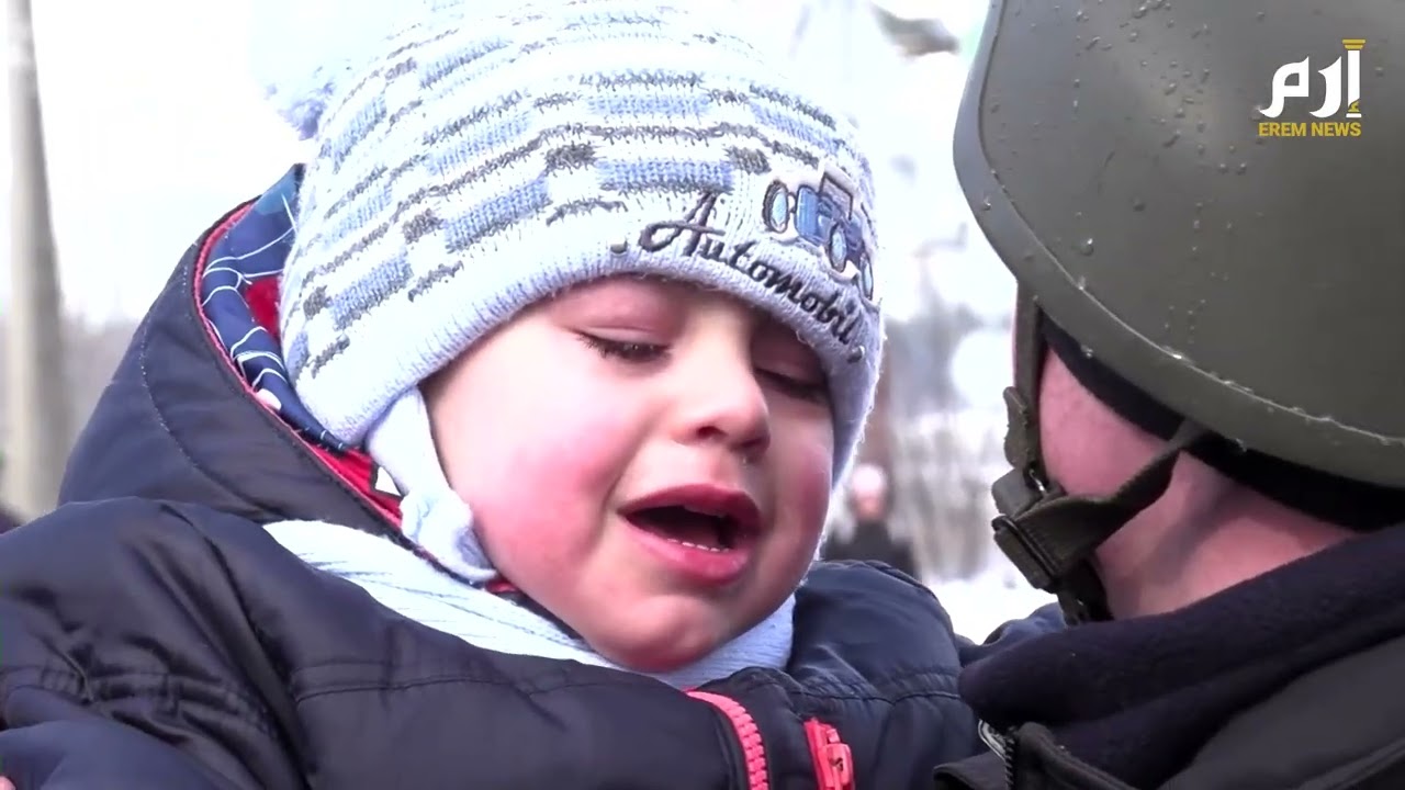 بكاء طفل أوكراني يرفض وداع والده ضابط الشرطة
