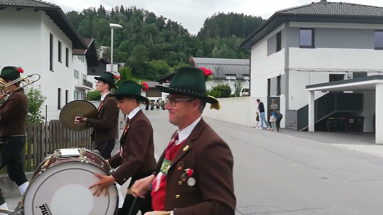 Bezirksmusikfest 2022 in V&ouml;ls am 10.7.2022 /Einmarsch zur Feldmesse aller Musikkapellen
