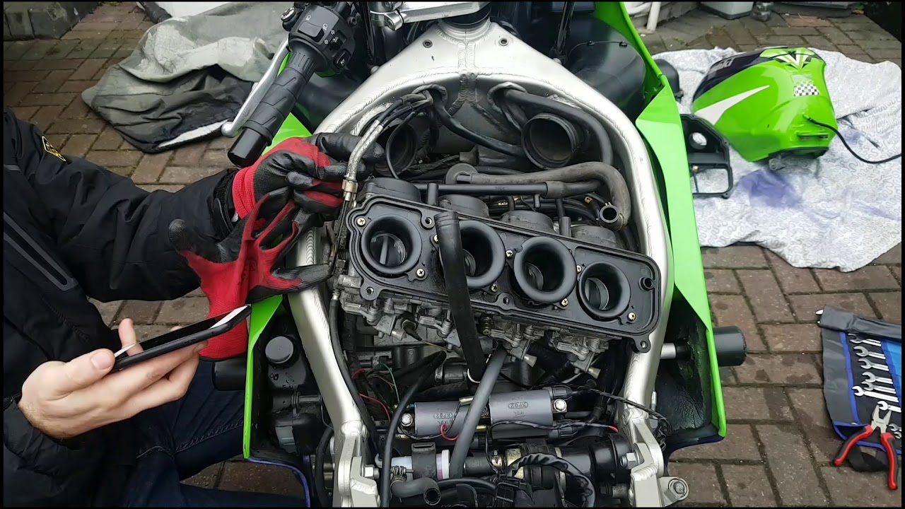 kawasaki ZX6R 1998 Tirando o Carburador da Braba