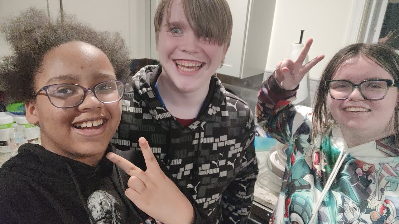  3 IDIOTS MAKING SOME PIZZA 🍕‎⁨@corrupted_hyper_glitch⁩ #funny #funnyvideo  #pizza #pizzalover 