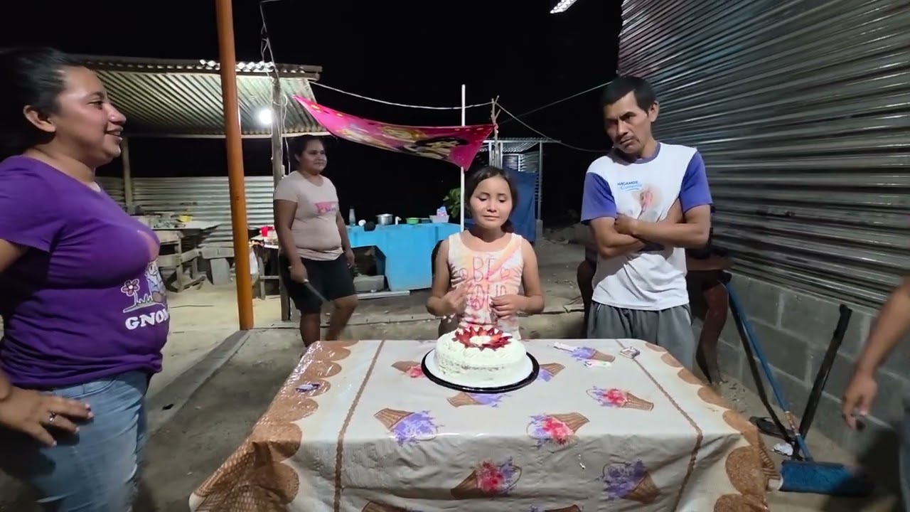 Tetengo y maili nos invitaron a disfrutar un pedazo de pastel por el cumpleaños de fabiola. 