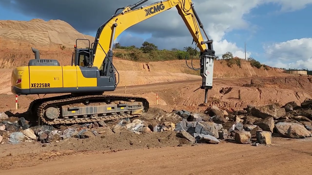 Rompedor Hidráulico RHT140 e Escavadeira XCMG 225 trabalhando em mineração de minério de ferro