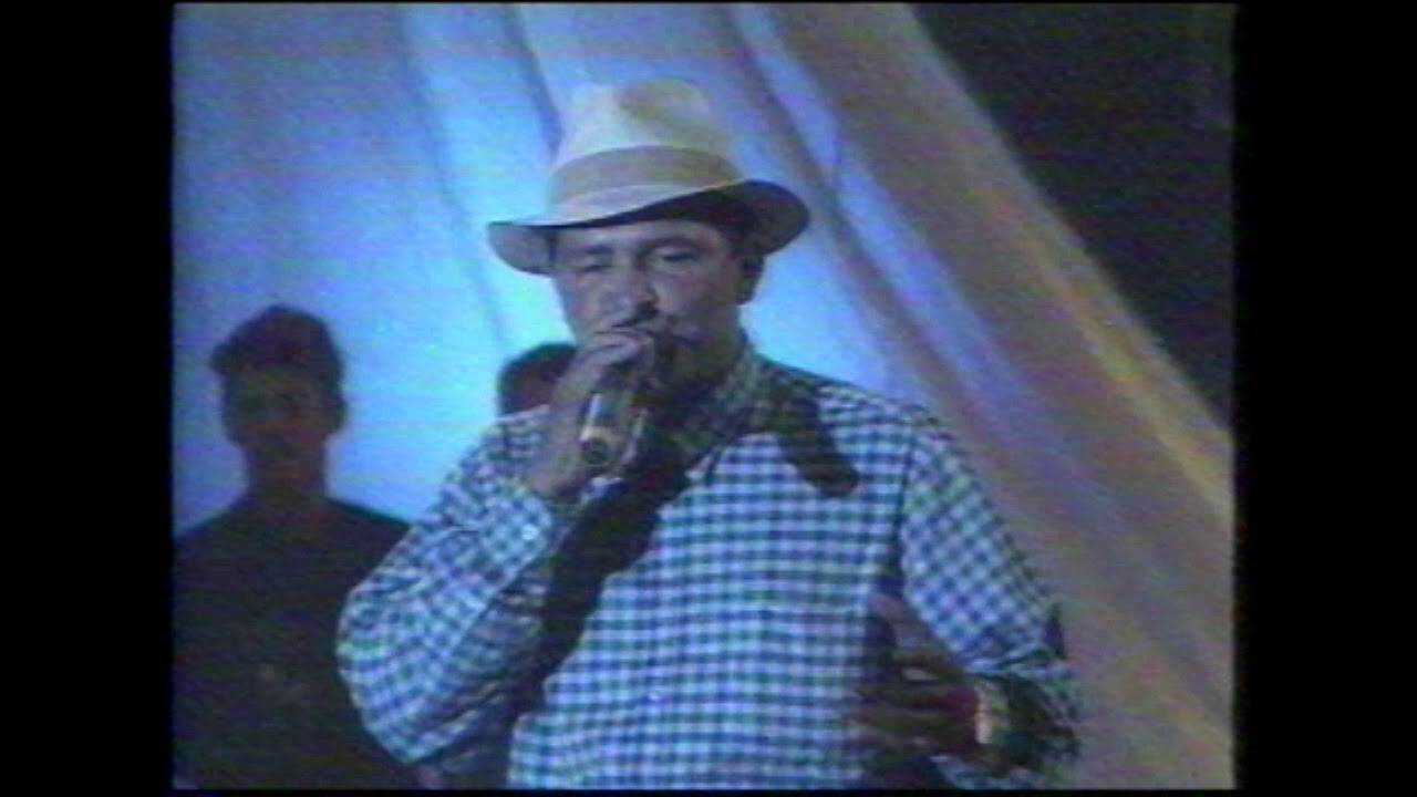 Cantor Ivaldo Maceió durante apresentação no canta nordeste em 1995