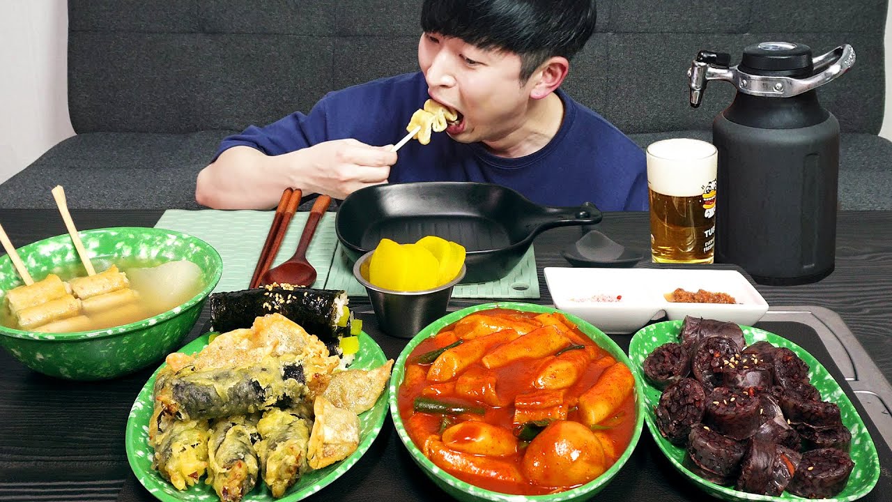 Рисовые пирожки, Сундэ, Кимбоп... Я съел корейскую уличную еду! MUKBANG REALSOUND ASMR EATINGSHOW