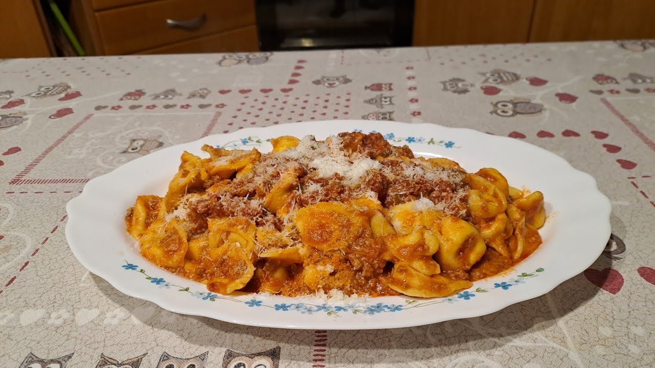Cappelletti romagnoli al ragù con ripieno di formaggi