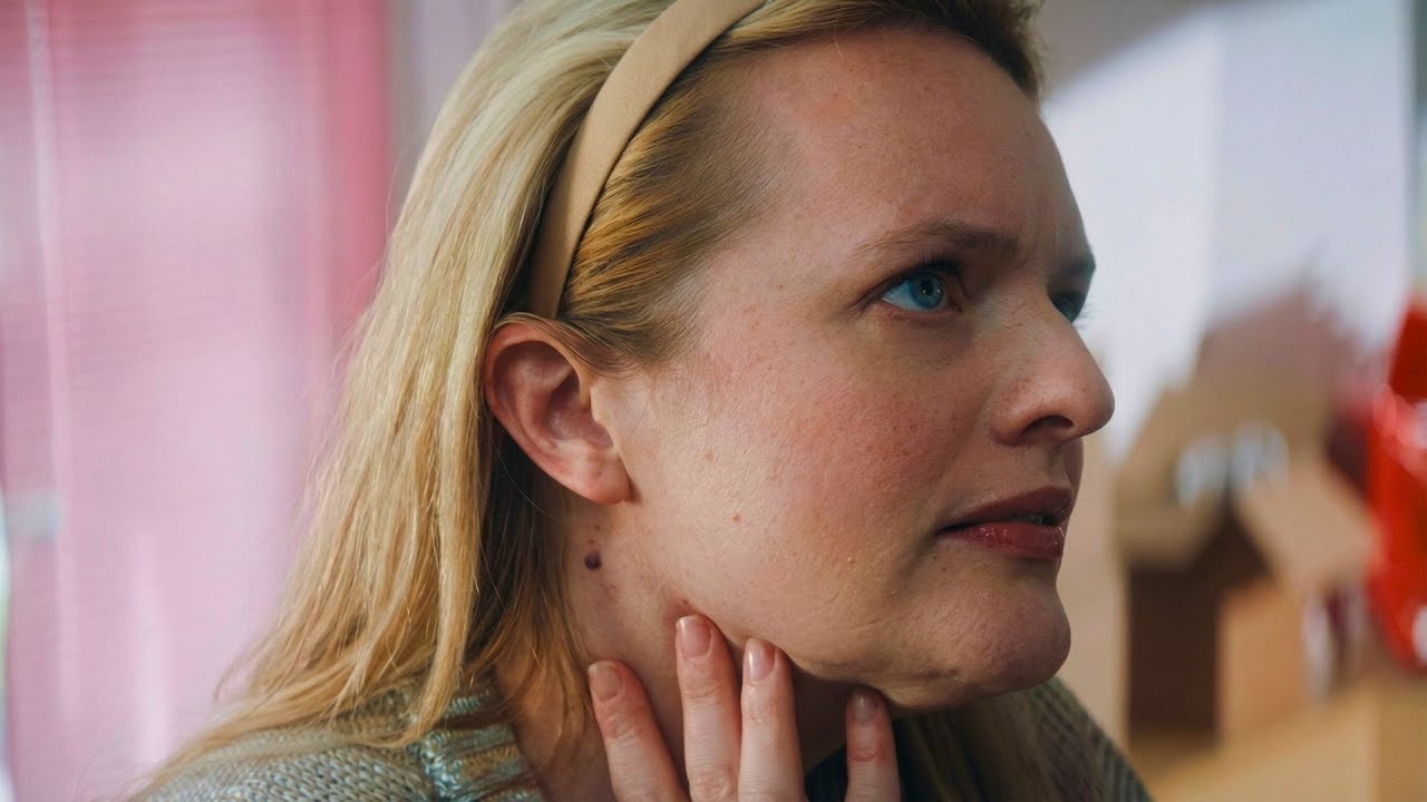 Fading actress agrees to an experimental procedure, but soon her skin develops strange growths
