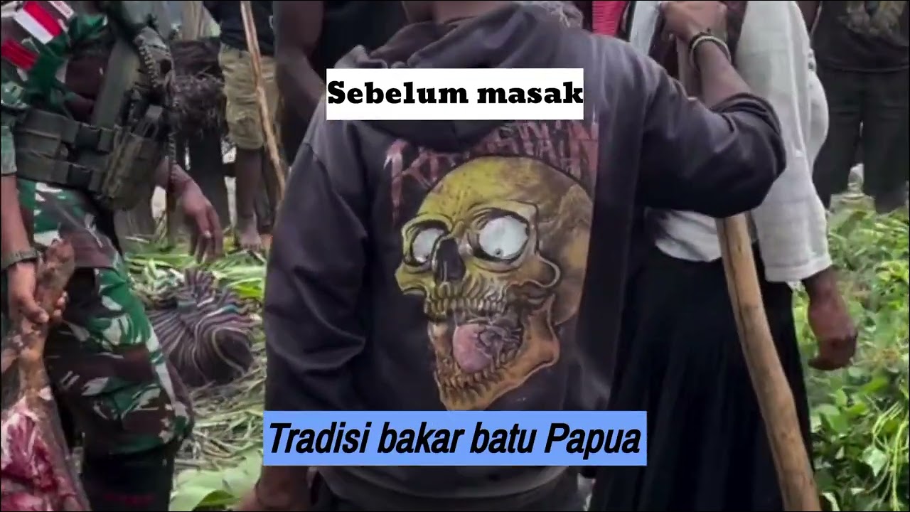 Вооруженные силы Индонезии сжигают камни вместе с представителями традиционной папуанской общины.