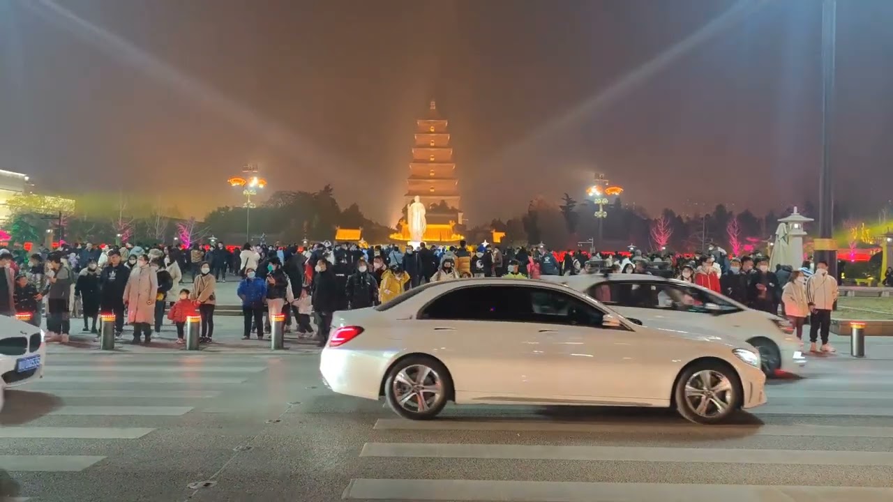 年底的西安大唐不夜城人山人海，看音乐喷泉观看表演，夜景实在美#大雁塔音乐喷泉 #大唐不夜城 #灯会 #相约古城夜景 #西安旅行