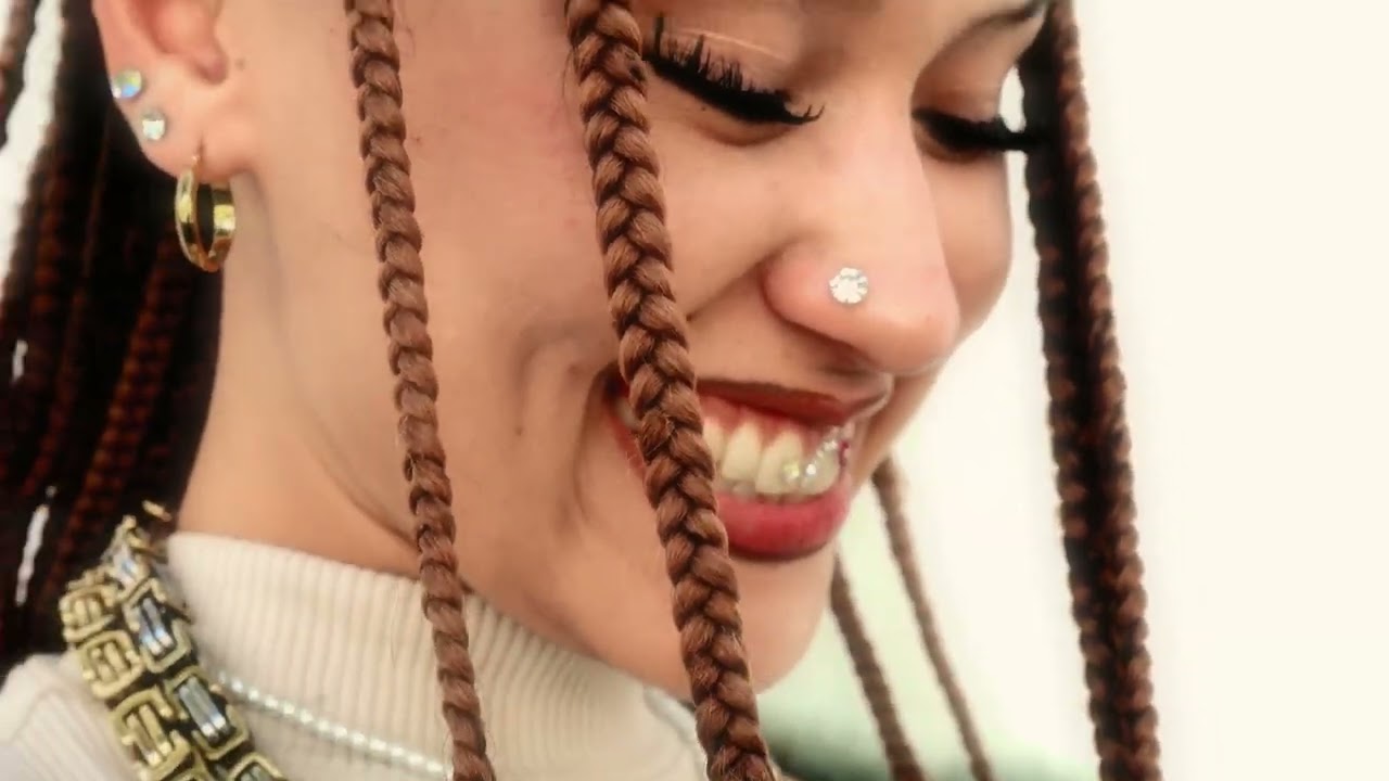 Nihla – Tan Simple (Spanish Remix) [Video Oficial]