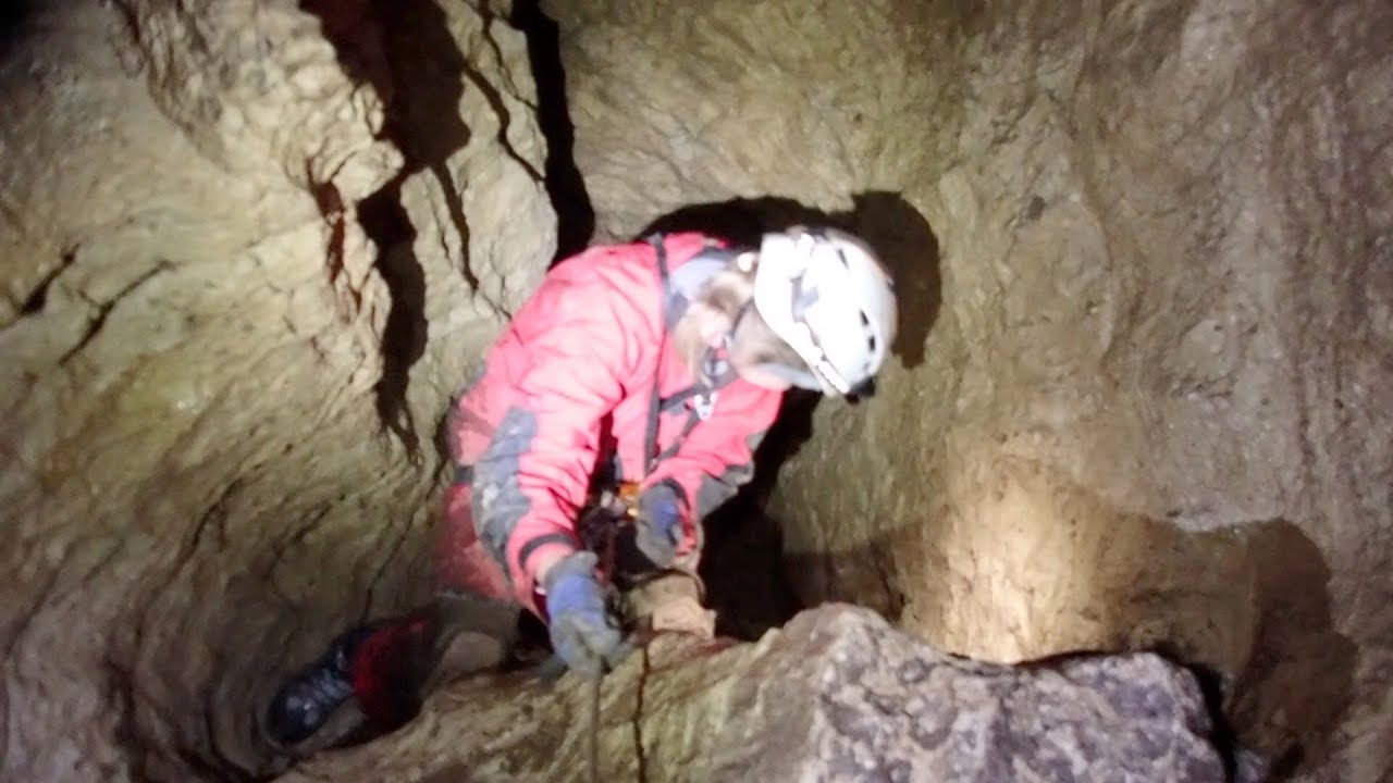 Bushcraft Mäke findet Lurch in der Staa Rolli Höhle