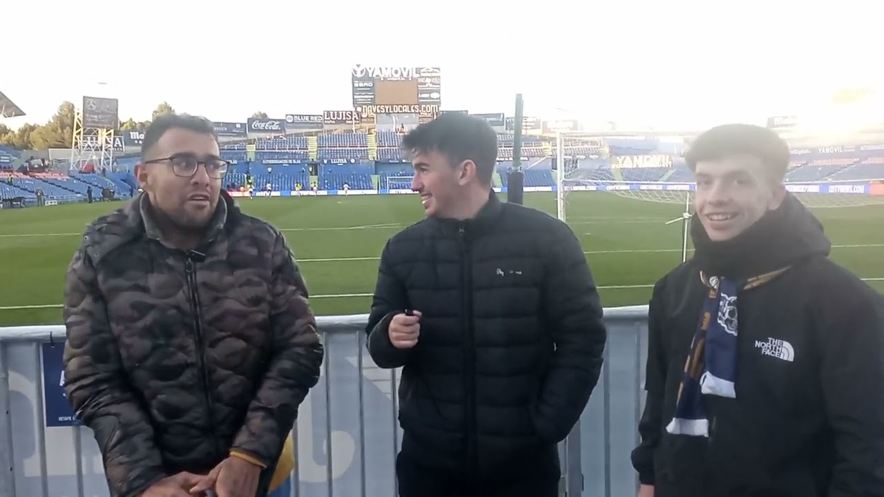 Charlita con  la afición del Getafe 💙💙💪