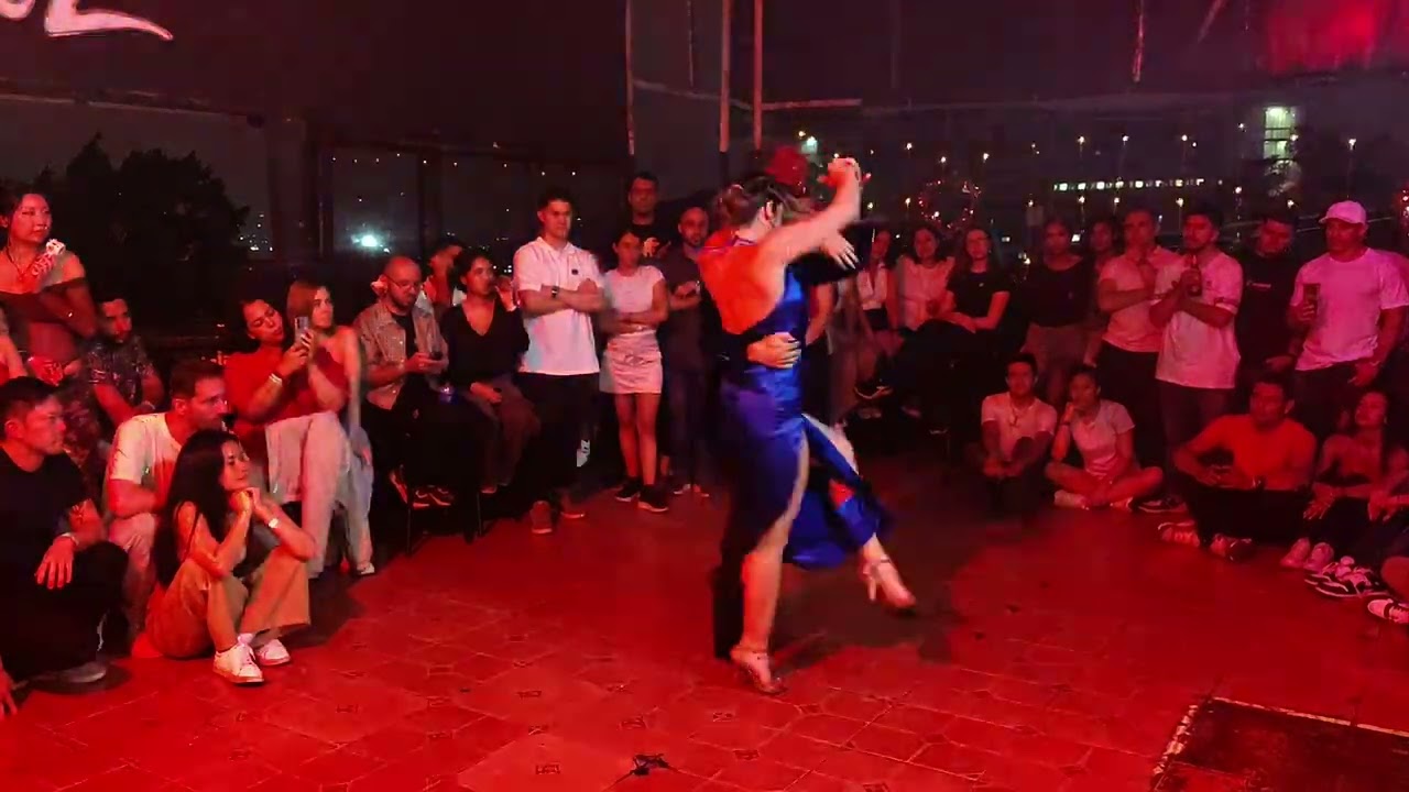 Bailando tango - Johann y Angie bailan