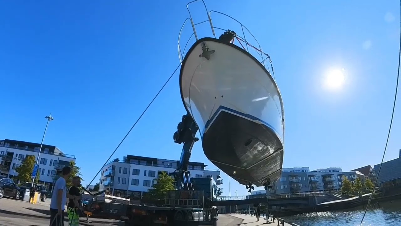 Swedish cranetruck lifting boat!