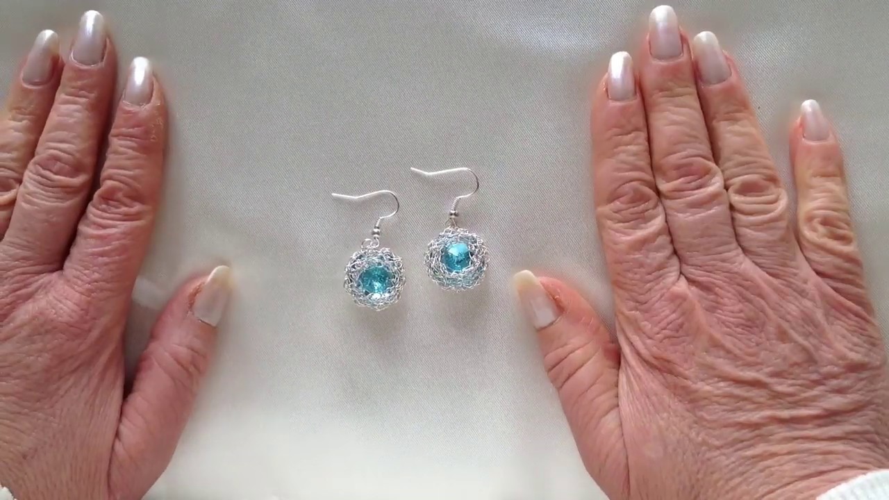 Incastonatura rivoli da 16 mm con filo metallico-primo metodo- particolare tecnica wire crochet