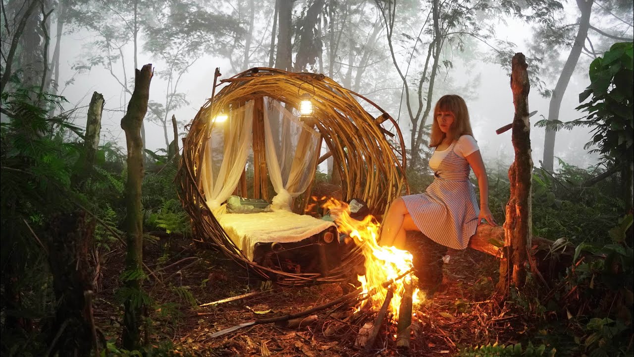 24 hours alone in a SURVIVAL NEST: Restoring a unique bushcraft shelter in a foggy forest