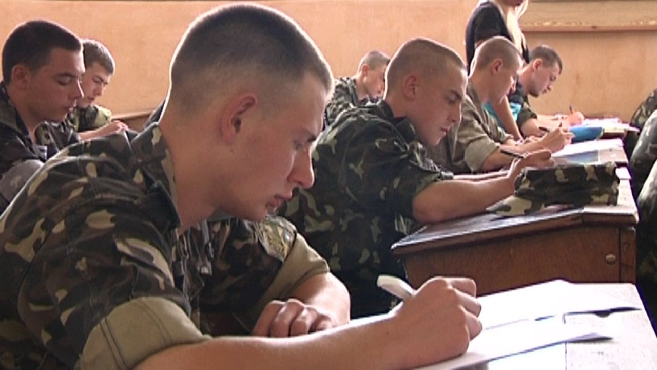 Абітурієнти військового інституті ім. Корольова складають вступні іспити у польових умовах
