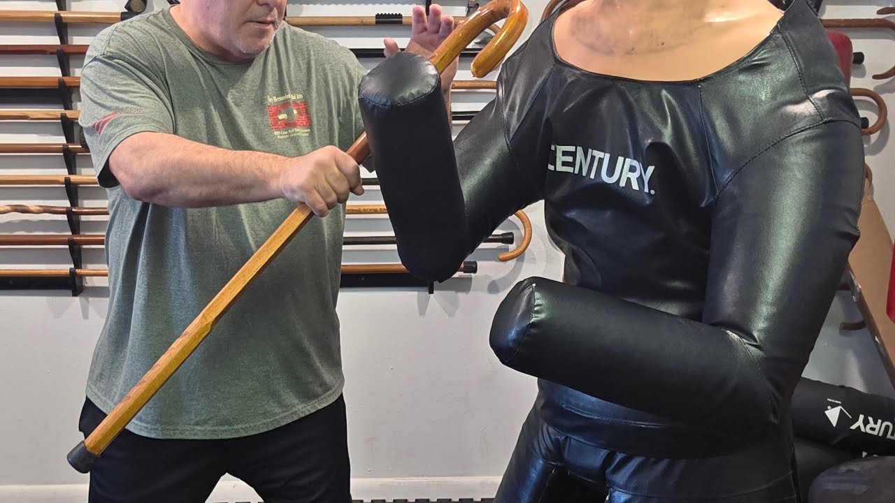 Самооборона с помощью трости: блокирование ударов или захватов тростью, а также контрудары.