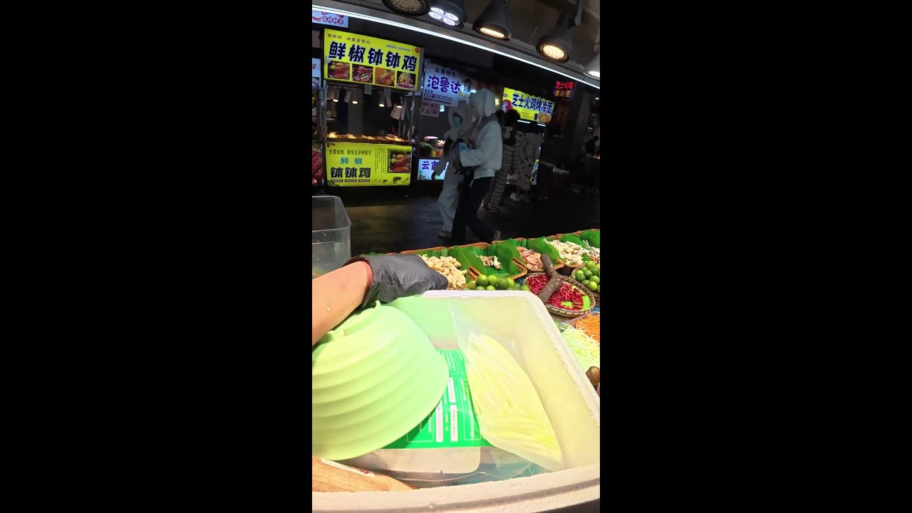 Live broadcast of street food specialties and fruit delicacies