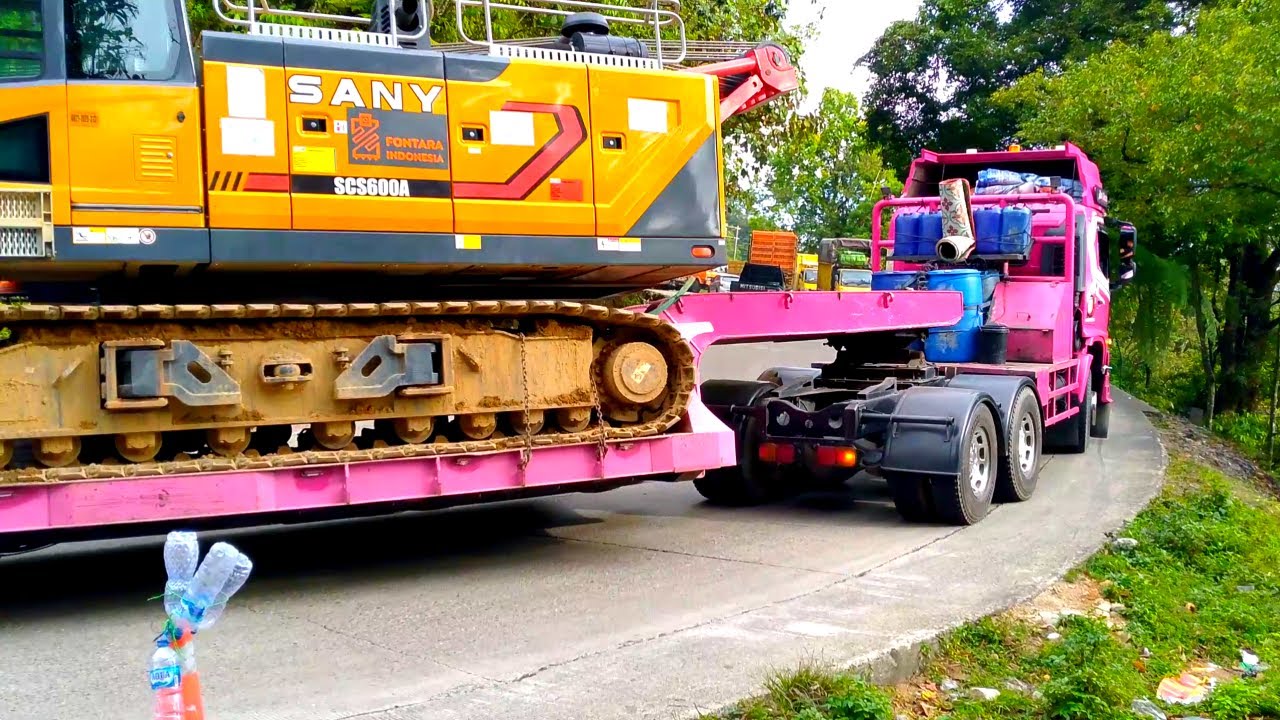 Truk Trailer HINO Bawa crane SANY dijalur Sitinjau Lauik