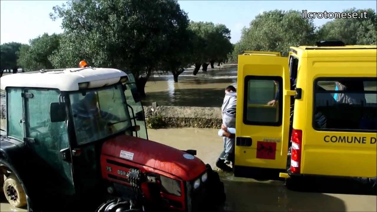 Maltempo, soccorso a bambini nello scuolabus
