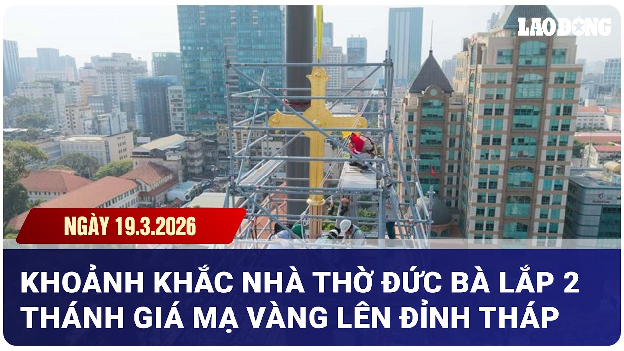 Khoảnh khắc Nhà thờ Đức Bà được lắp đặt 2 Thánh giá mạ vàng lên đỉnh tháp| Báo Lao Động
