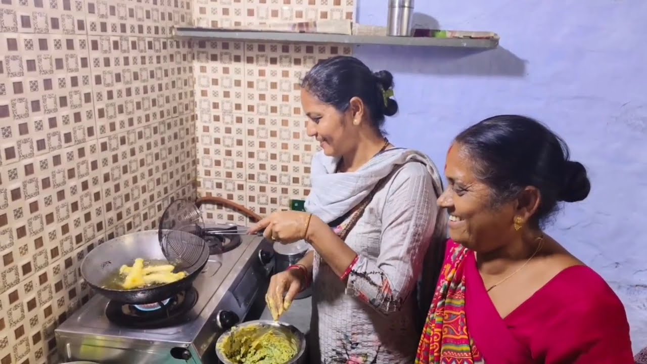 દેરાણી જેઠાણી બનાવ્યા સરસ મજાના ઞરમા ગરમ ભજીયા