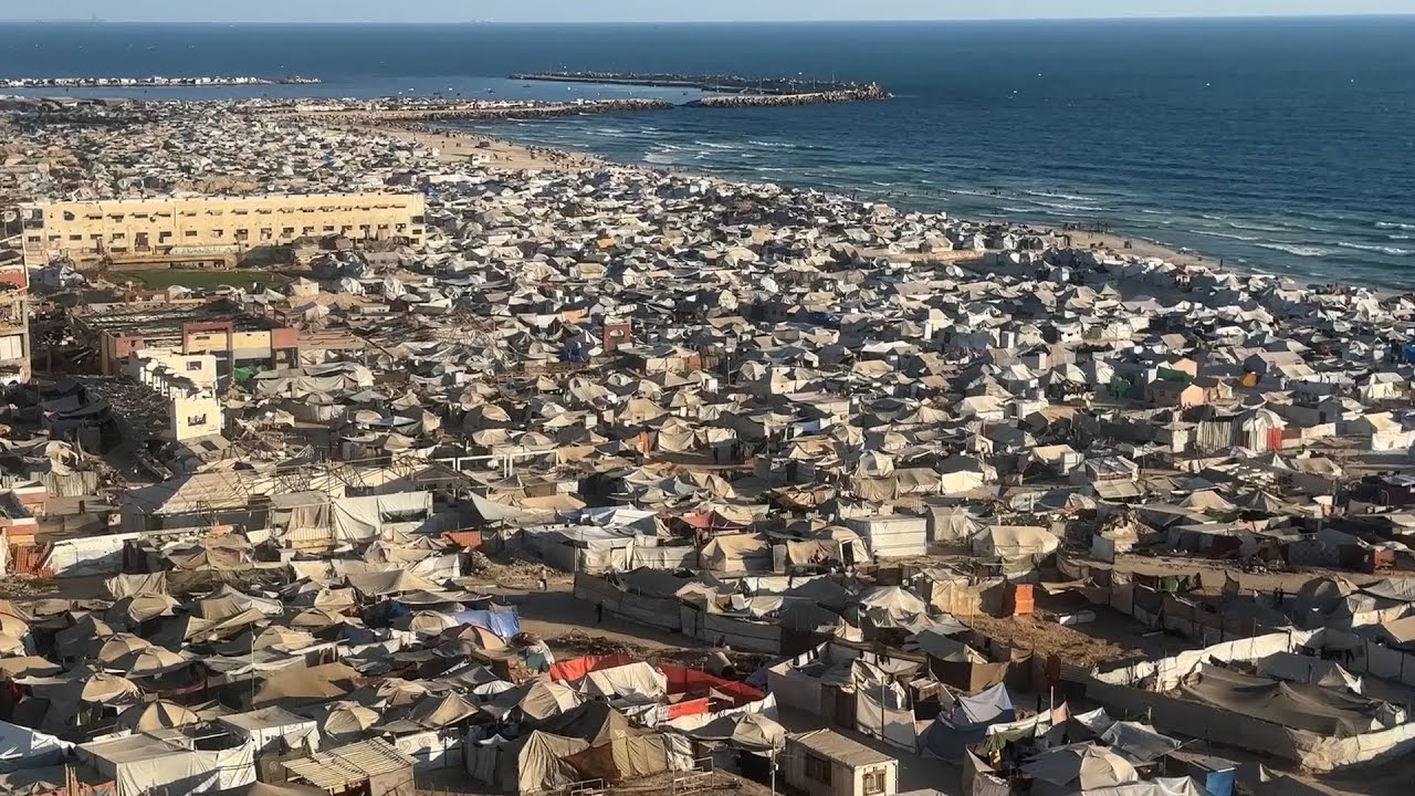 مشاهد عامة لازدحام خيام النازحين عند شاطئ البحر في مدينة غزة