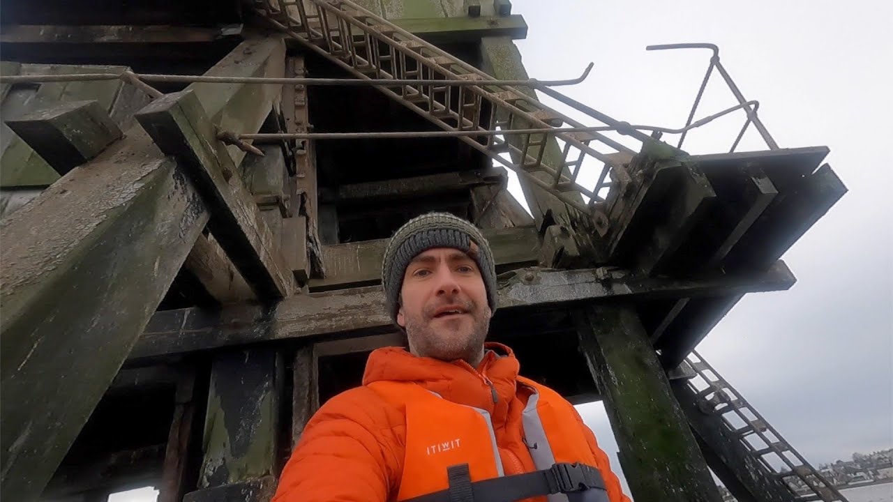 Kayaking to abandoned lighthouse