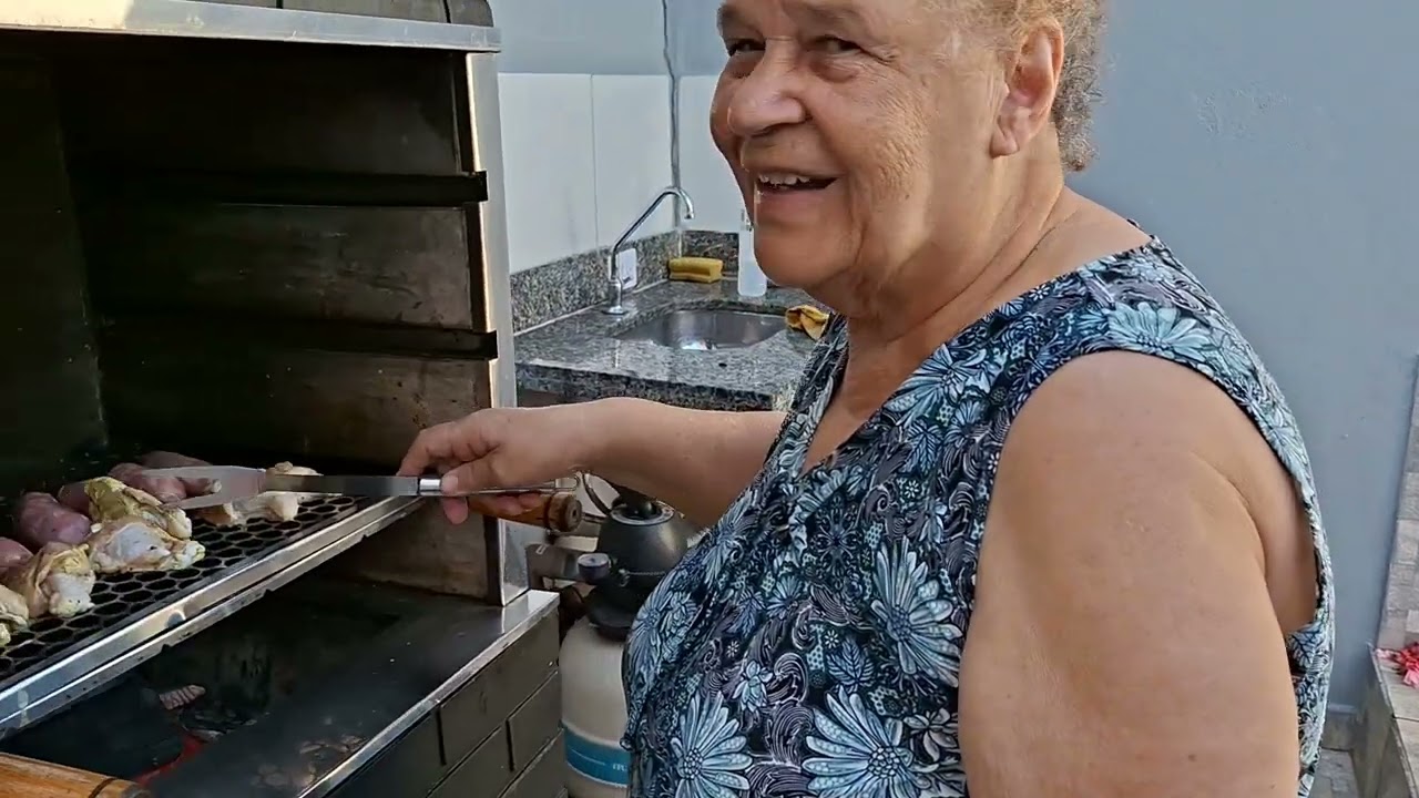 Vovô e vovó churrasqueiros
