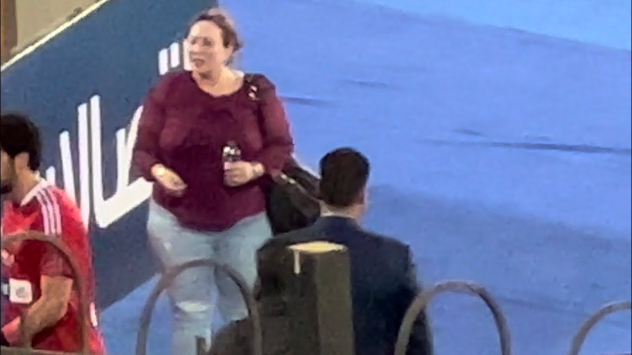 شووف( الست الجميلة )اللي رخمت علي نجوم الاهلي..ربيعة ضحك لها- لكن شوبير رفض يسلم وقال: مش هينفع 👏👌