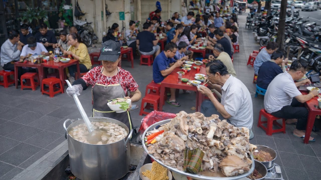 Xe bún mộc giò heo 30k/tô đông khách ở vỉa hè Sài Gòn