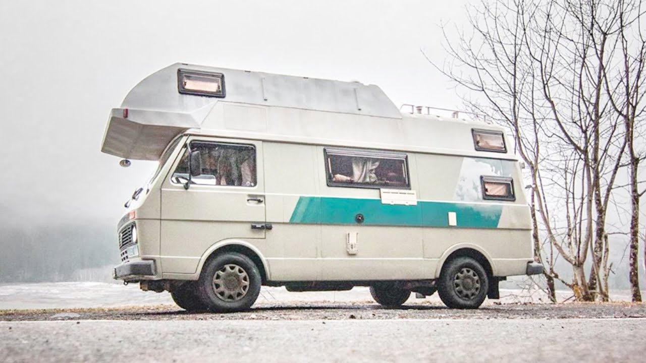 CUSTOMIZED ⚒️ Self Converted VW CAMPER 🚐 With Massive SOLAR ARRAY ⚡🔌