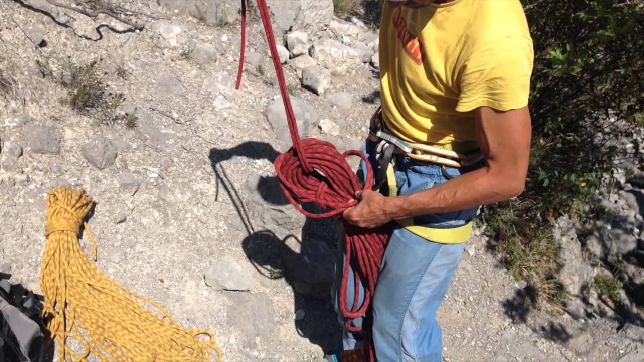 Confezionare la corda da roccia per trasporto a spalla