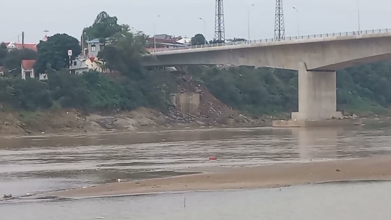 Những ngày giáp tết bính ngọ các phương tiện đi lại nhộn nhịp tại cầu phong châu phú thọ