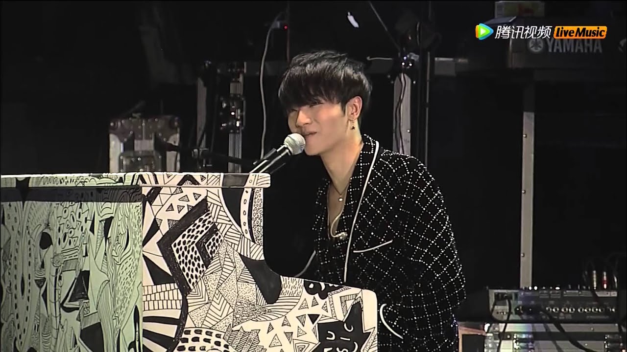 华晨宇★穿浴袍“调戏”粉丝 现场互动即兴秀琴技【150801华晨宇2015上海“火星”演唱会】