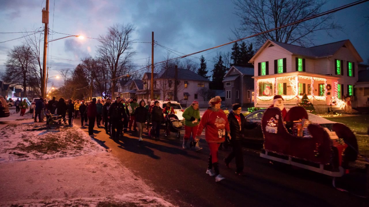 8th Annual It's A Wonderful Run in Seneca Falls, NY .::. FingerLakes1.com 12/10/16