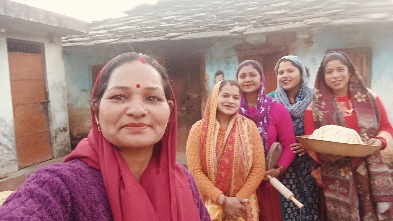 शौरभ की शादी मै रोटी बनाने पूरे गांव की महिलाएं 