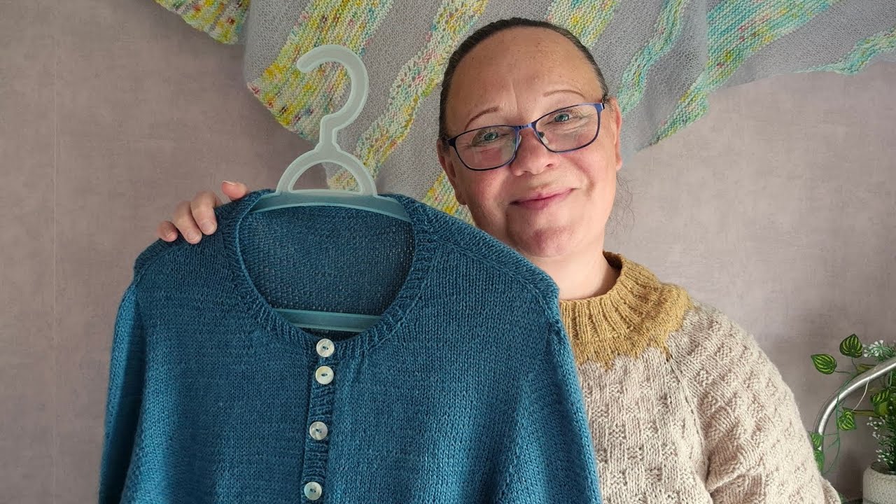 The Woolly Knitter brei en haakvlog 62: 2x hetzelfde vest breien, structuur pullover en kletsen