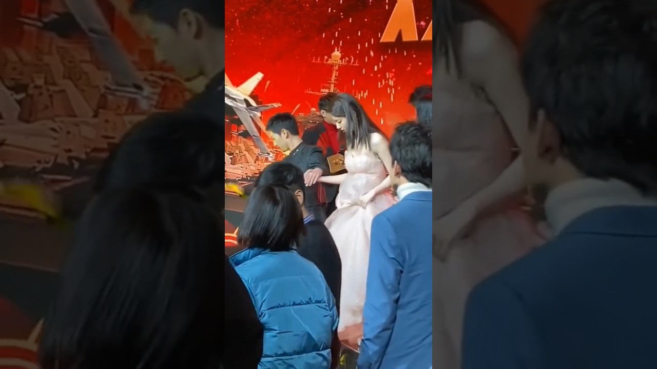 Yang Yang holds hands with Xu Ruohan，so sweet 😍😍