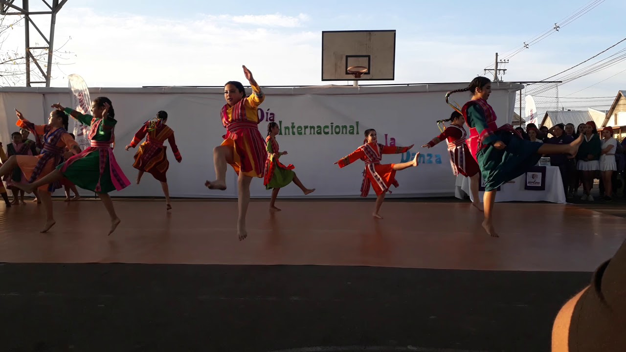 Tinkus bella mujer bafofe ballet folklórico femenino