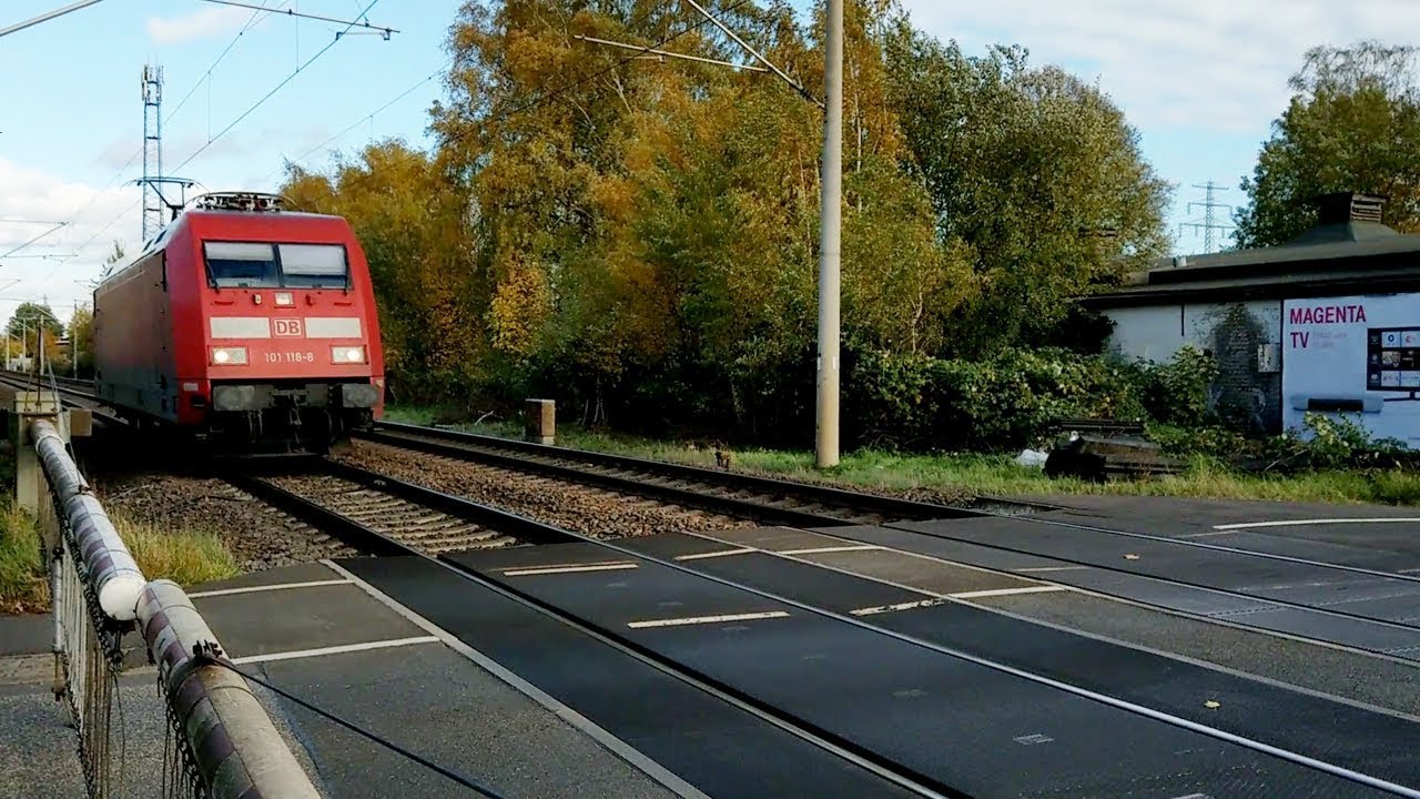 Hamburg: Zugverkehr am Bahnübergang Jenfelder Straße