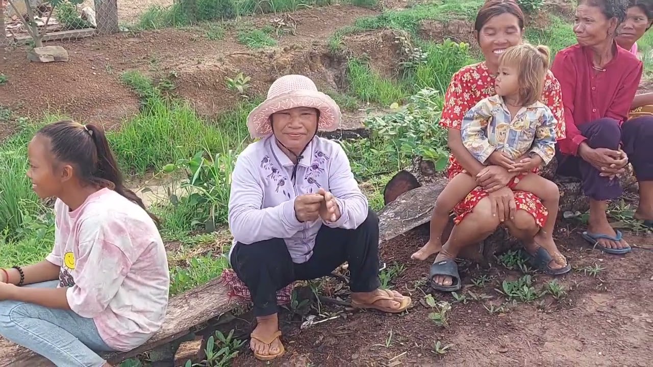 បងប្អូនអ្នកភូមិមកទទួលជំនួយសប្បុរសធម៌ខាងលោកយាយពេជ្រព្រឿនព្រមទាំងកូនចៅ