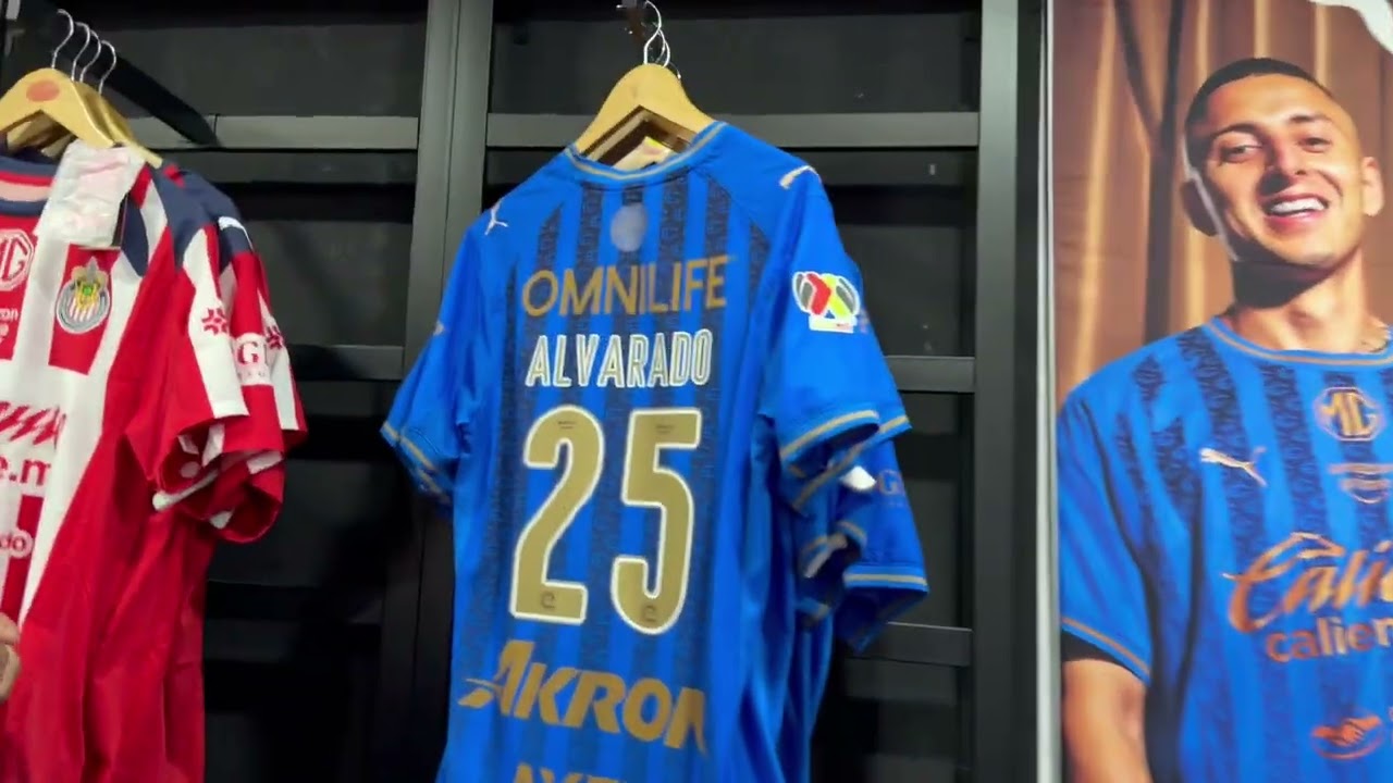 La camisa de Chivas azul ya estaba agotada, la encontramos en el estadio Akron?