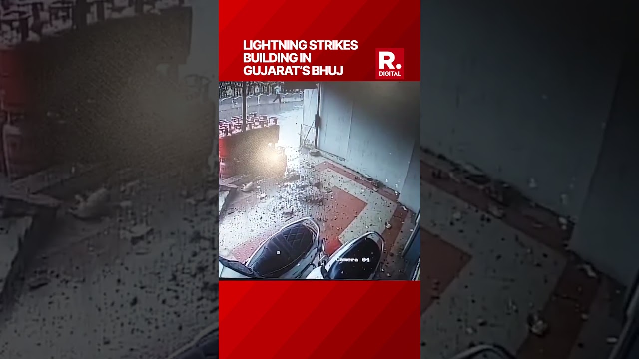 Lightning Strikes On Building In Bhuj ; 4th Floor Balcony Part Collapses | Kutch